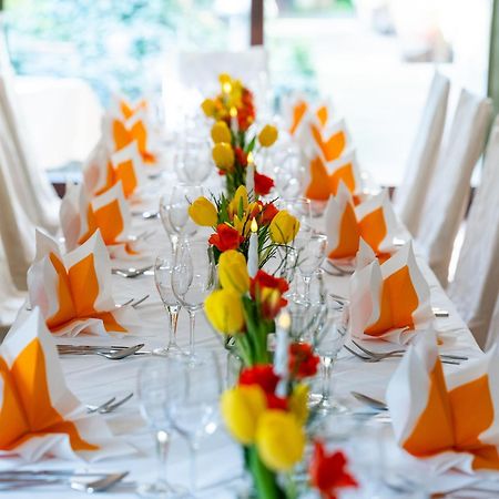 Hotel-Restaurant Central Am Koenigshof Фирнхайм Екстериор снимка