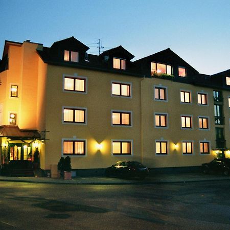 Hotel-Restaurant Central Am Koenigshof Фирнхайм Екстериор снимка