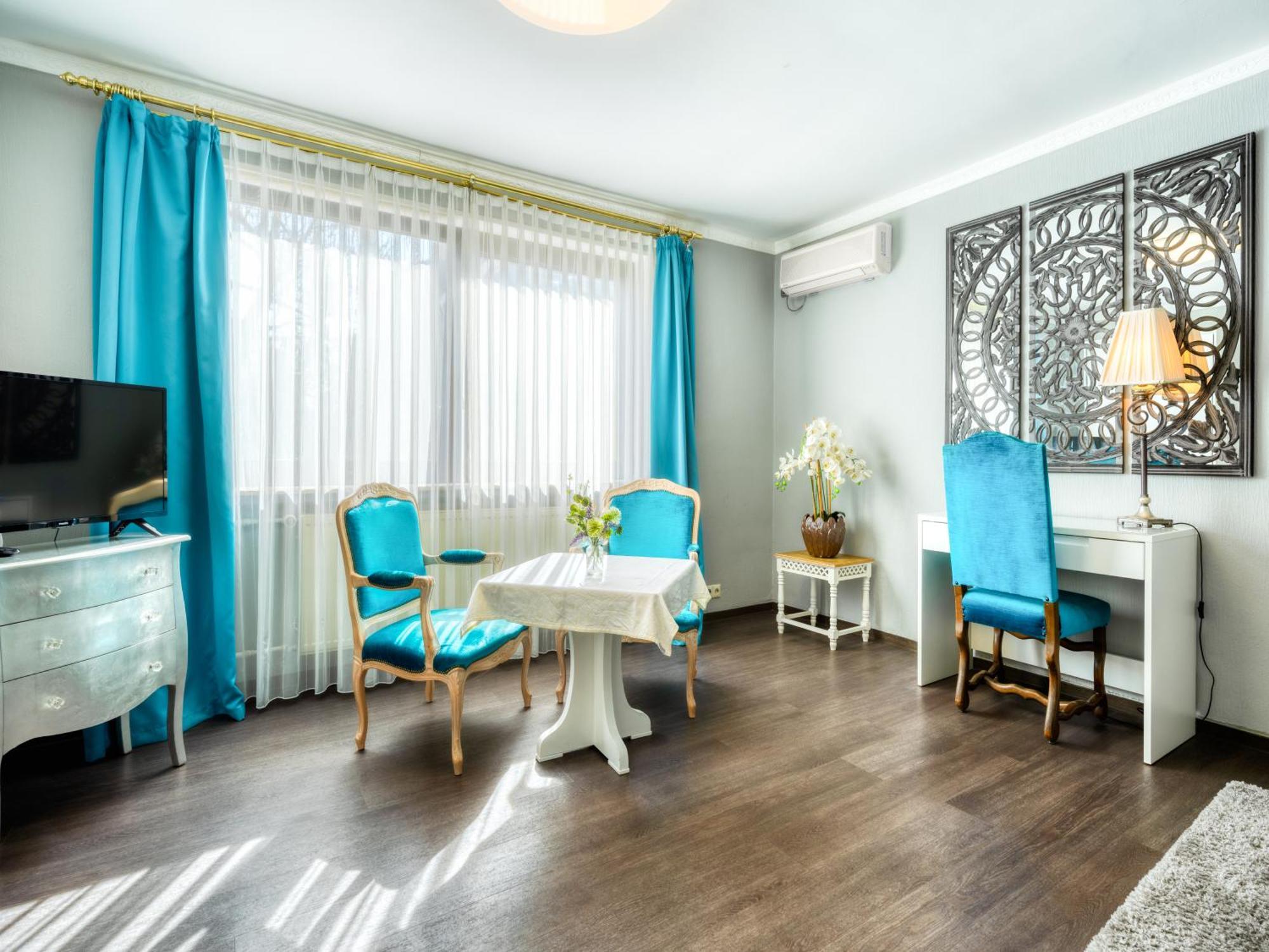 Hotel-Restaurant Central Am Koenigshof Фирнхайм Екстериор снимка