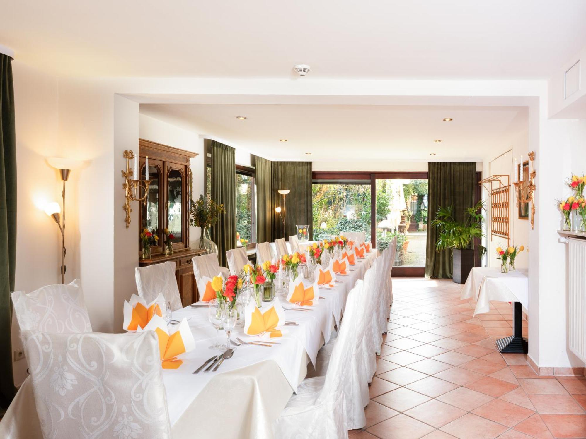 Hotel-Restaurant Central Am Koenigshof Фирнхайм Екстериор снимка