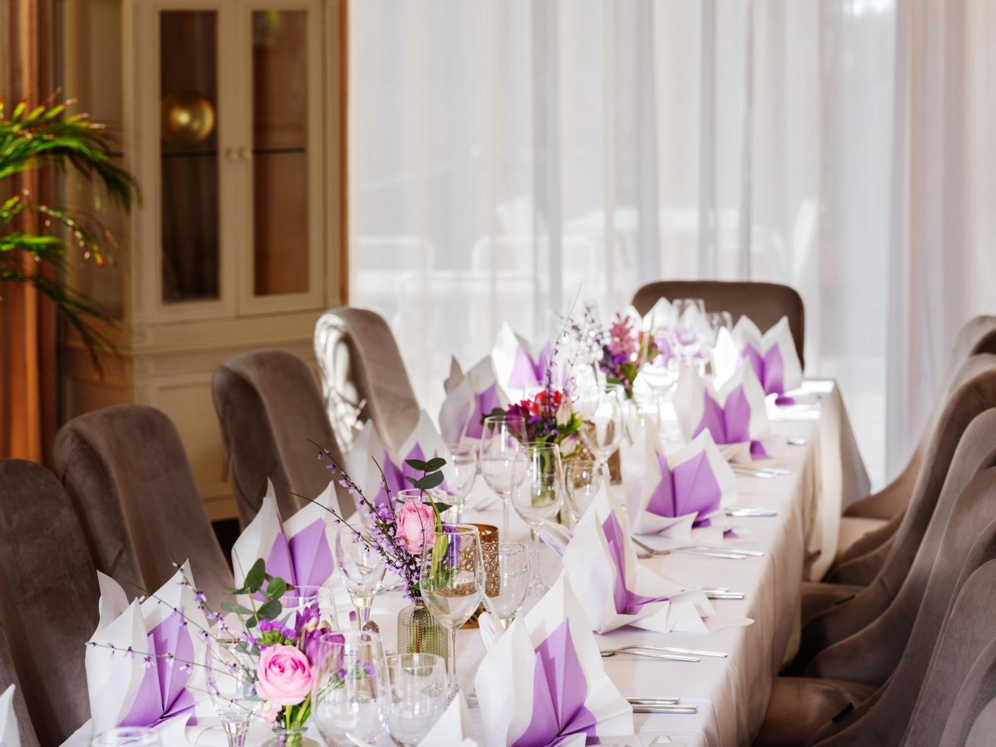 Hotel-Restaurant Central Am Koenigshof Фирнхайм Екстериор снимка