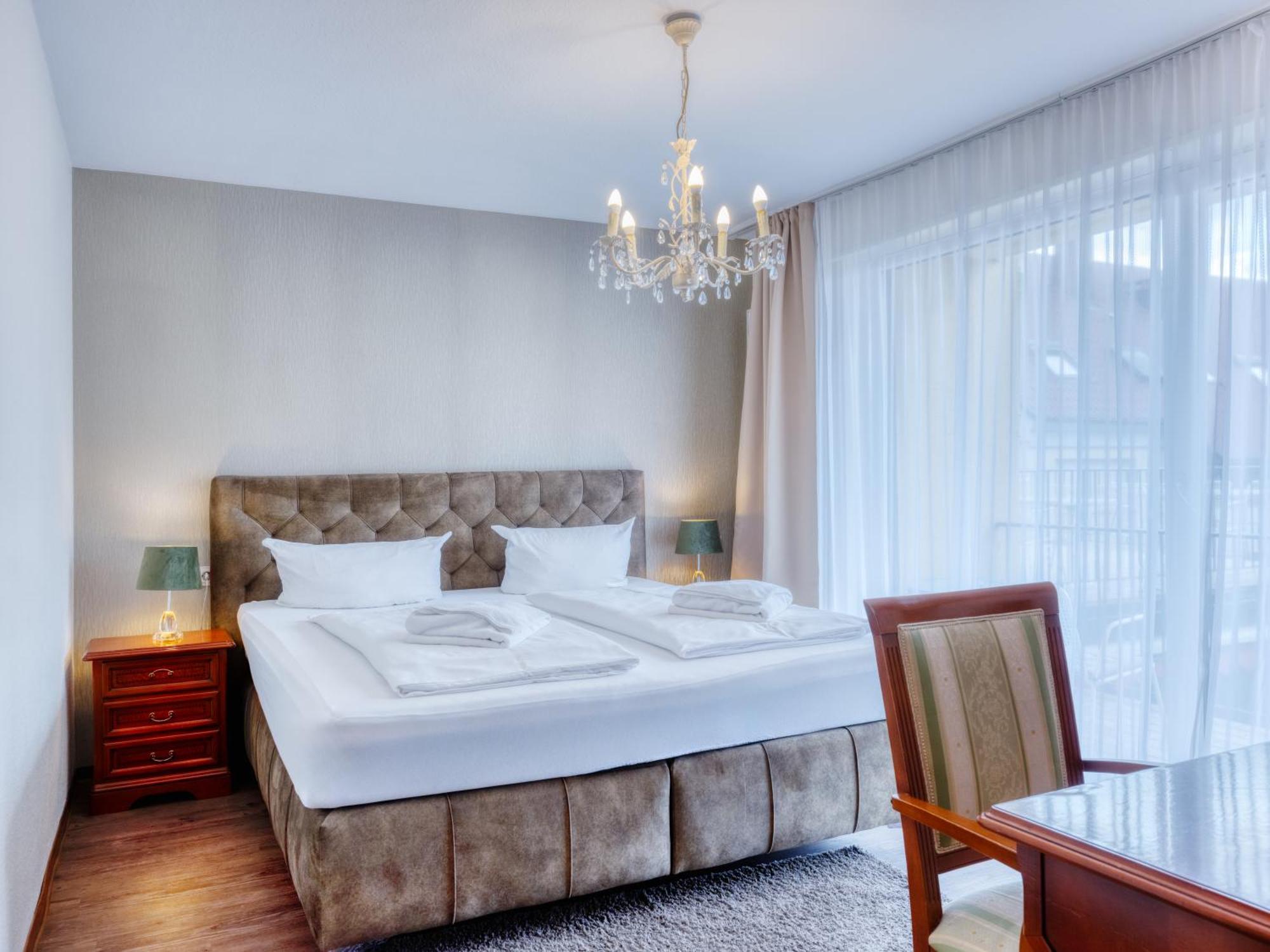 Hotel-Restaurant Central Am Koenigshof Фирнхайм Екстериор снимка