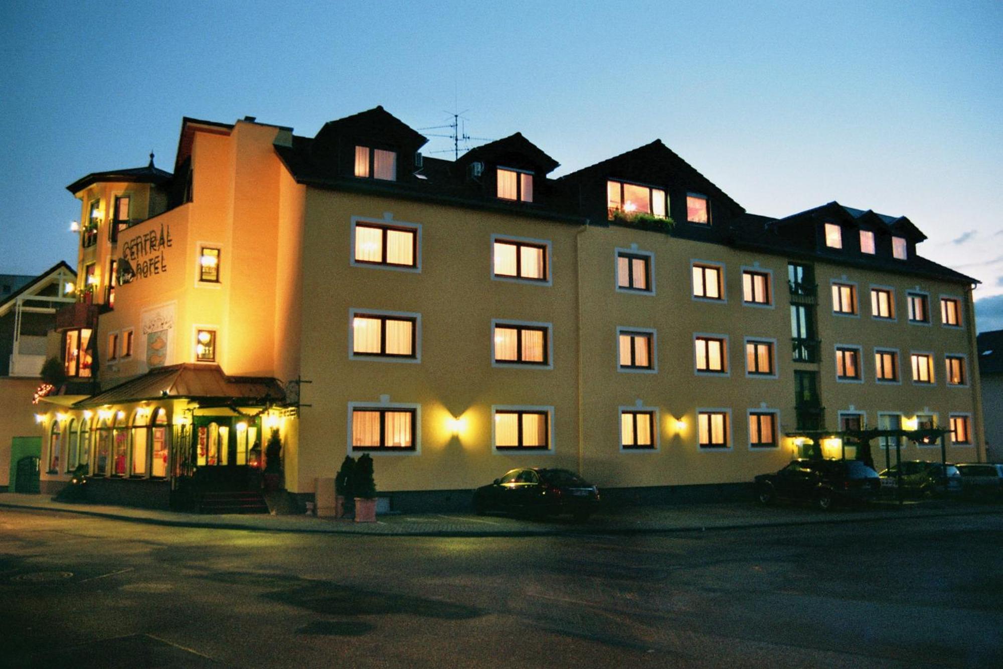 Hotel-Restaurant Central Am Koenigshof Фирнхайм Екстериор снимка