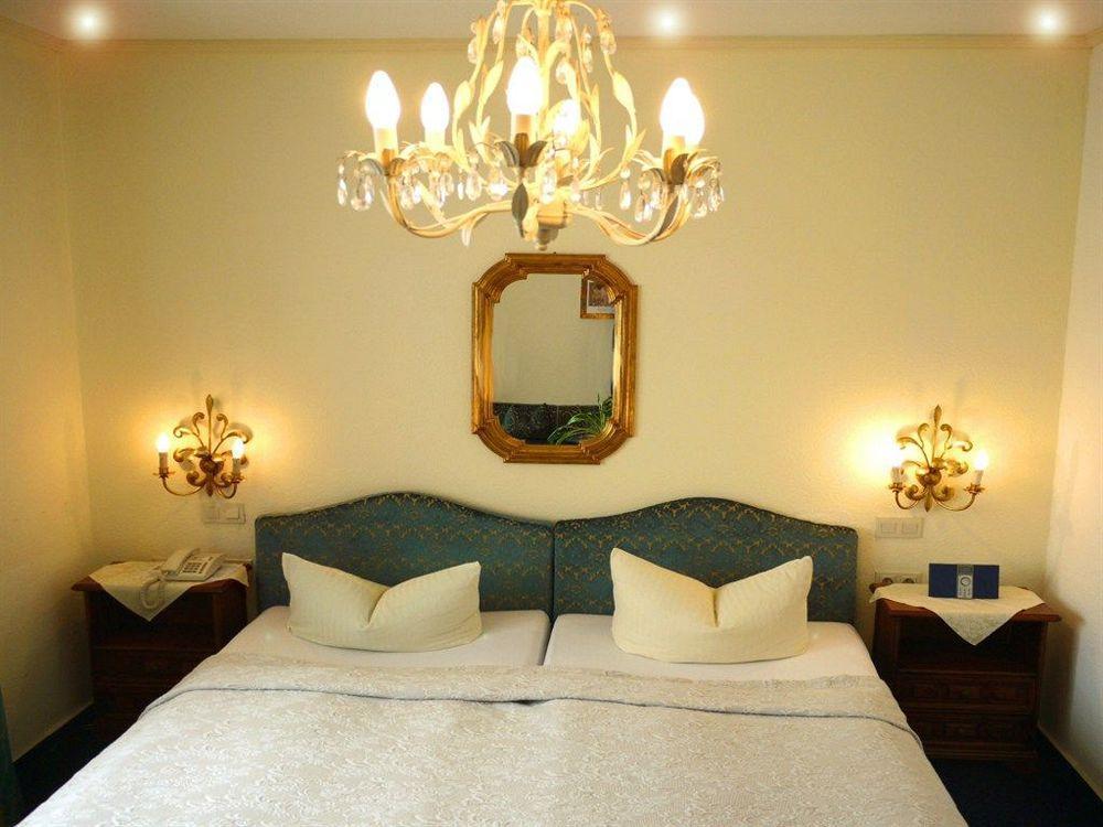 Hotel-Restaurant Central Am Koenigshof Фирнхайм Екстериор снимка