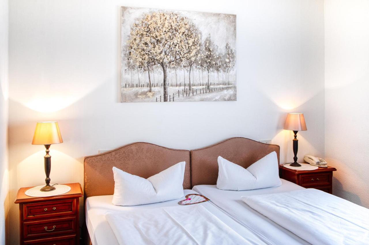 Hotel-Restaurant Central Am Koenigshof Фирнхайм Екстериор снимка