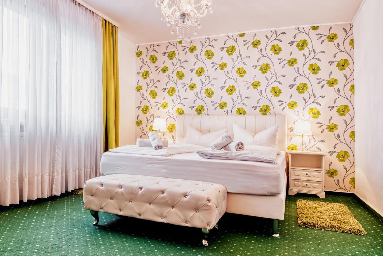 Hotel-Restaurant Central Am Koenigshof Фирнхайм Екстериор снимка