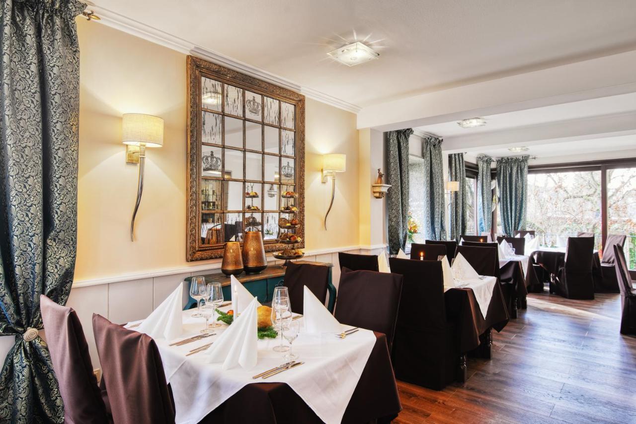 Hotel-Restaurant Central Am Koenigshof Фирнхайм Екстериор снимка