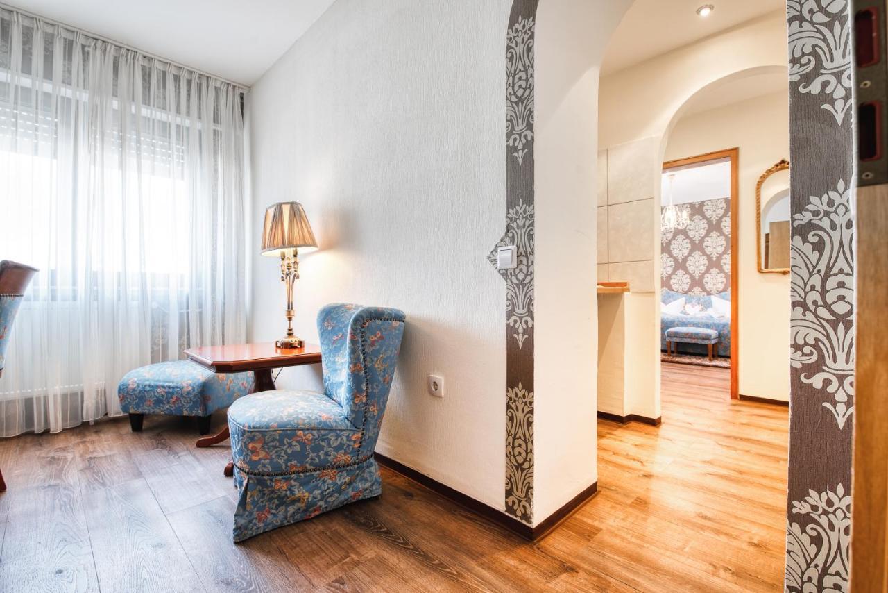 Hotel-Restaurant Central Am Koenigshof Фирнхайм Екстериор снимка