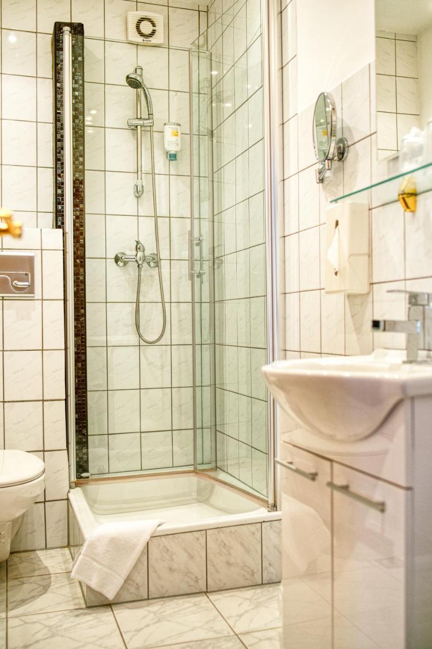 Hotel-Restaurant Central Am Koenigshof Фирнхайм Екстериор снимка