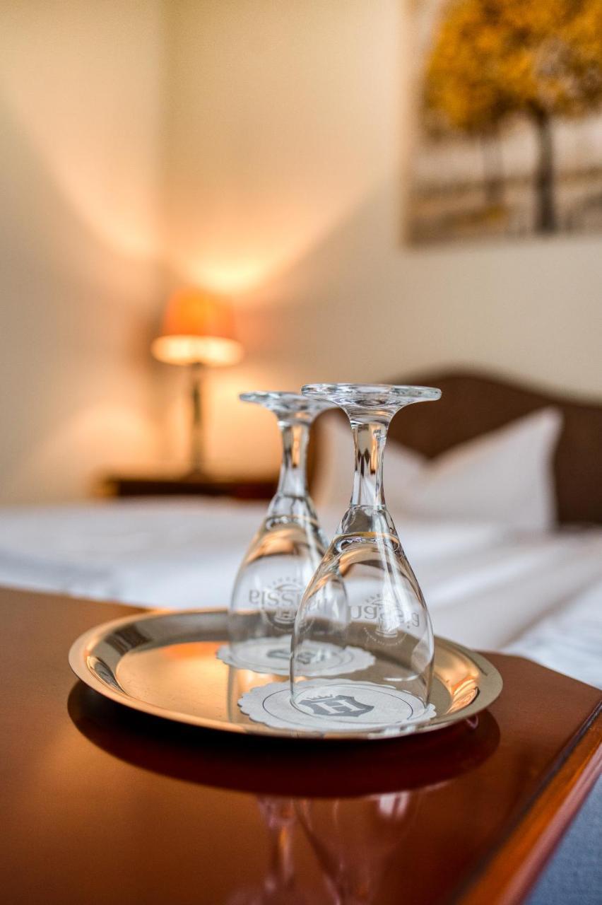Hotel-Restaurant Central Am Koenigshof Фирнхайм Екстериор снимка